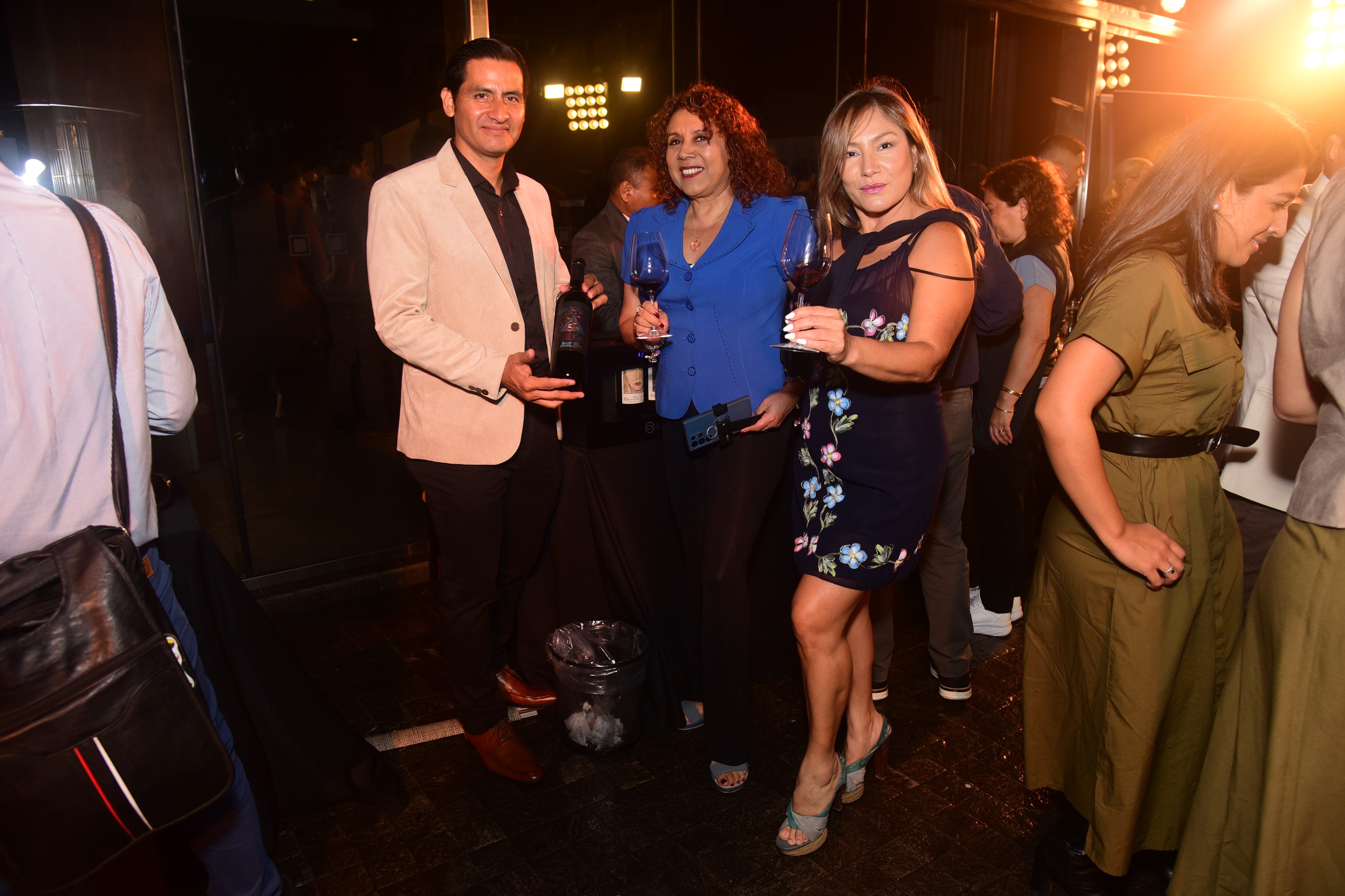 HAY MÁS VINO REUNIÓ A CERCA DE 200 INVITADOS EN UNA NOCHE DEDICADA AL VINO, LA GASTRONOMÍA Y LAS EXPERIENCIAS PREMIUM